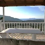 Eleftherion Comfort Living Lefkada アパートホテル Fternón